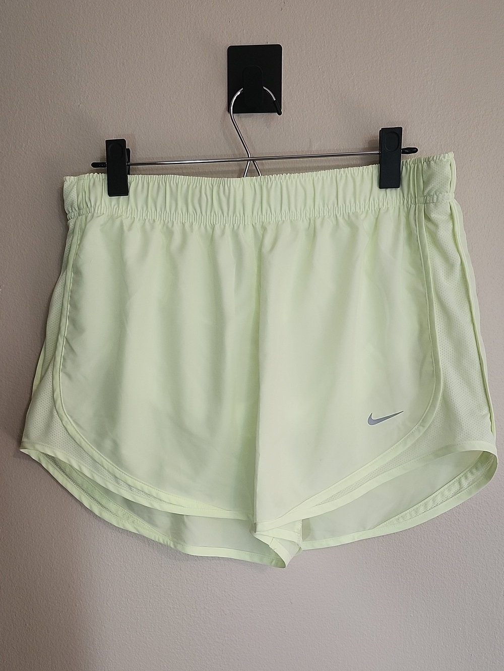 Nike Women's Light Yellow Running Shorts/Size Large
